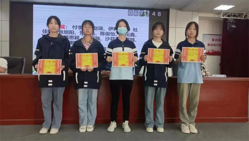 总结反思学先进 追赶超越更自信