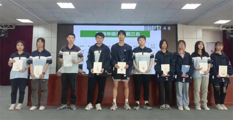 总结反思学先进 追赶超越更自信