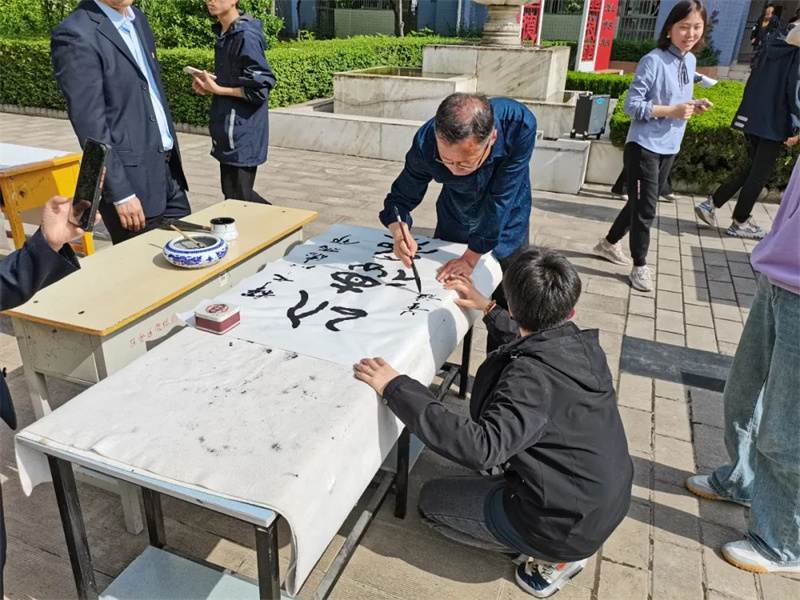 技能：让生活更美好—陈仓区职业教育中心举行“职业教育活动周校园开放日”活动