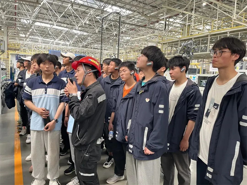 陈仓职教汽修专业师生赴宝鸡吉利研学